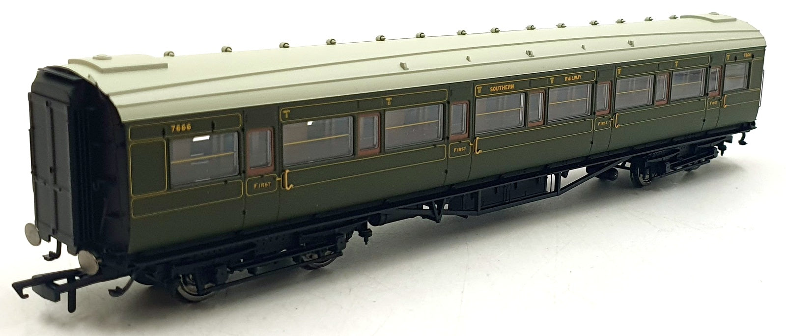 Hornby OO Gauge (1/76) R 4298B - SR Maunsell Corridor 1st Class Coach '7666'
