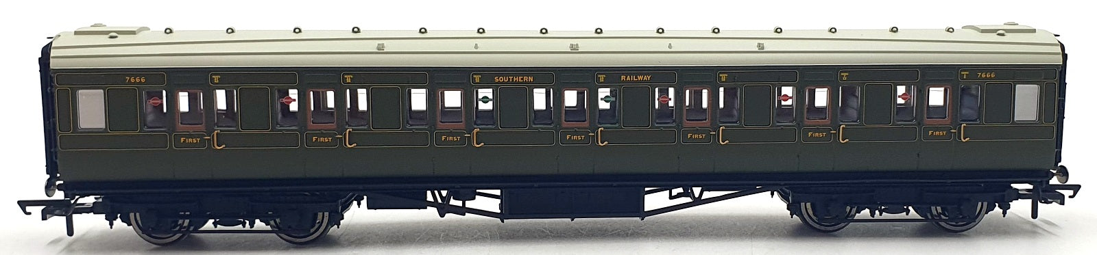 Hornby OO Gauge (1/76) R 4298B - SR Maunsell Corridor 1st Class Coach '7666'