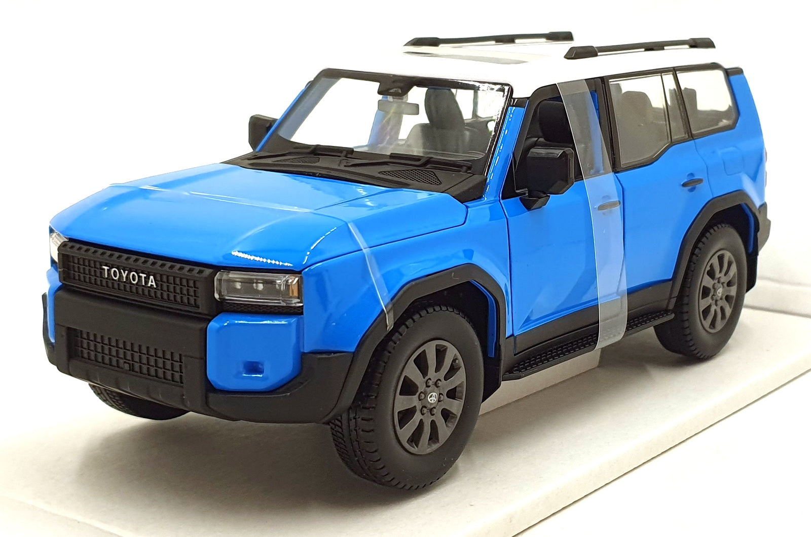 Maisto 1/24 Scale 32924 - Toyota Land Cruiser - Blue/White