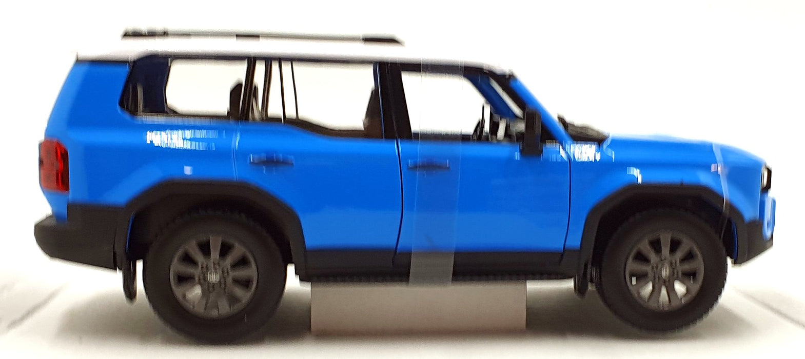 Maisto 1/24 Scale 32924 - Toyota Land Cruiser - Blue/White