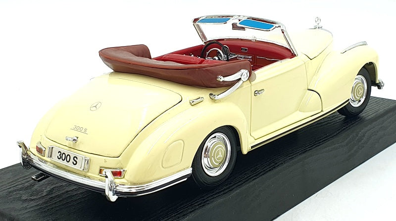 Maisto1/18 Scale Diecast 31806 - 1955 Mercedes Benz 300S - Cream