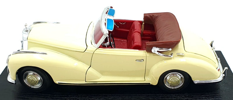 Maisto1/18 Scale Diecast 31806 - 1955 Mercedes Benz 300S - Cream
