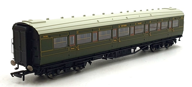 Hornby OO Gauge (1/76) Scale R4299A - SR Maunsell Composite Coach '5138'