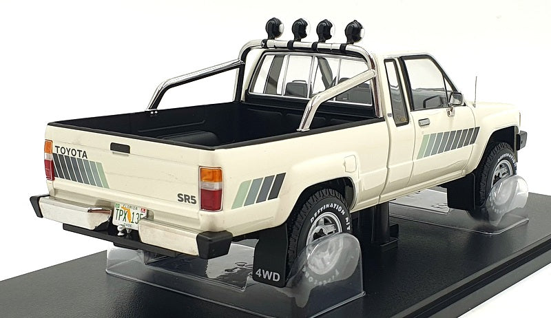 KK 1/18 Scale Diecast KKDC181564 - Toyota Hilux Truck - White
