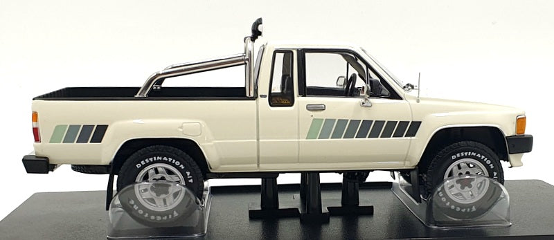 KK 1/18 Scale Diecast KKDC181564 - Toyota Hilux Truck - White