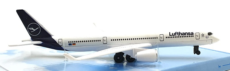 Daron Toys Appx 14cm Long RT4134 - Lufthansa Airbus A350 - 900 Aircraft - White