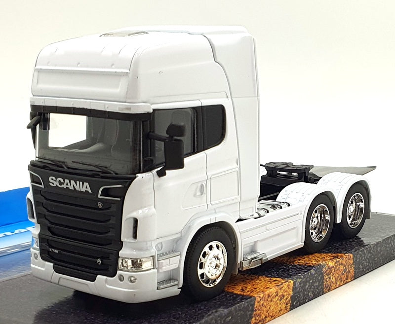 Welly 1/32 Scale Diecast 32670L-W - Scania V8 R730 Transporter - White