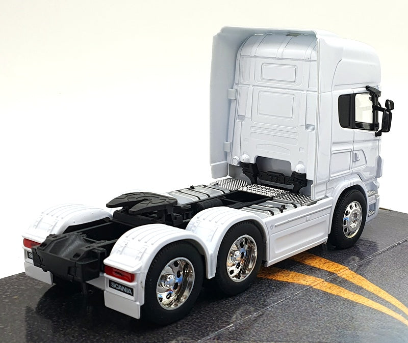 Welly 1/32 Scale Diecast 32670L-W - Scania V8 R730 Transporter - White