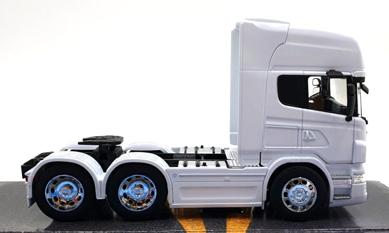 Welly 1/32 Scale Diecast 32670L-W - Scania V8 R730 Transporter - White
