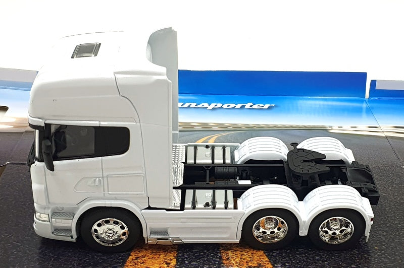 Welly 1/32 Scale Diecast 32670L-W - Scania V8 R730 Transporter - White