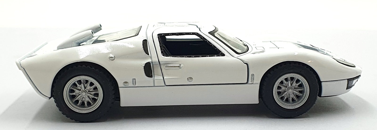 Kinsmart 1/32 Scale Pull Back & Go TY6953 - 1966 Ford GT40 - White