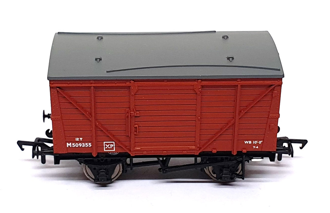 Bachmann OO 1/76 Scale 38-170 - 12 Ton BR Plywood Vent Van Bauxite (Early)