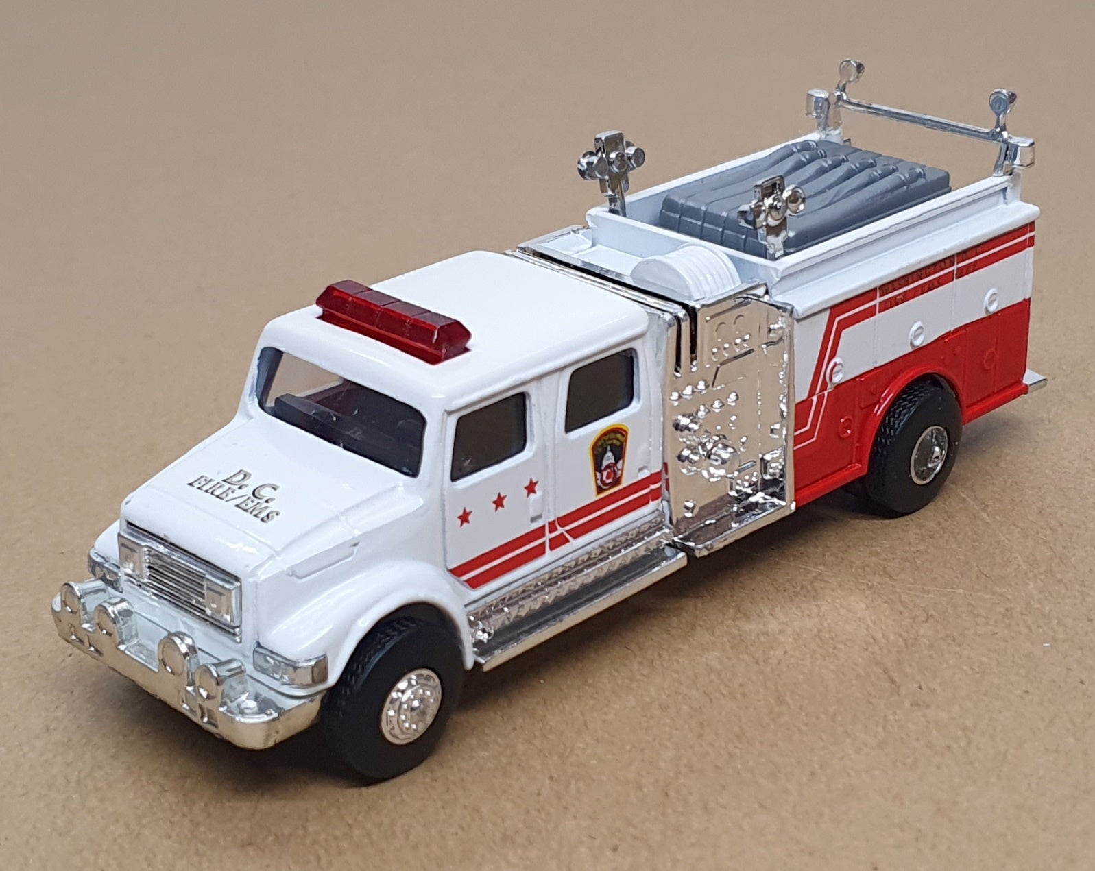 Road Champs 1/64 Scale 64605 - International Fire Truck Washington - Red/White