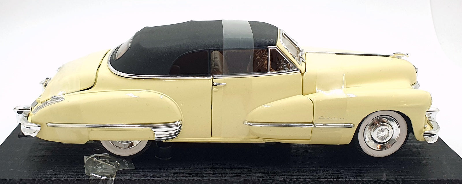 Anson 1/18 Scale Diecast 30345 - 1947 Cadillac Series 62 Convertible - Cream