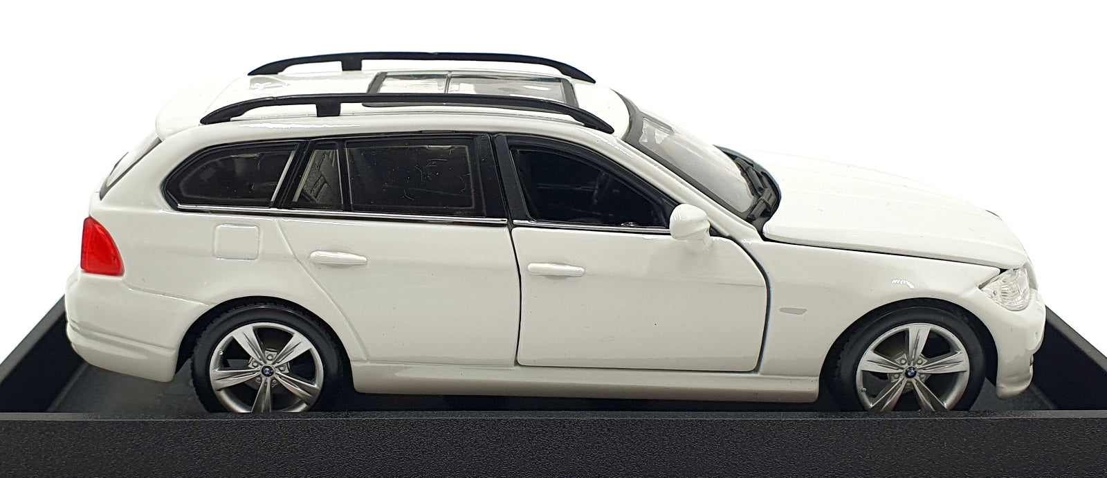 Burago 1/24 Scale Diecast 18-21048 - BMW 3 Series Touring - White