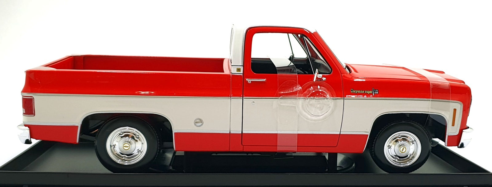 Maisto 1/18 Scale 46629 - 1974 Chevrolet C10 Cheyenne Super Truck - Red/White