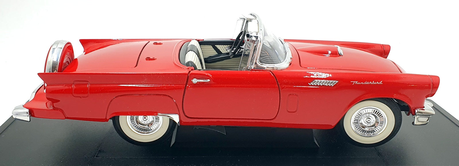 Road Signature 1/18 scale Diecast 92358 - Ford Thunderbird 1957 - Red