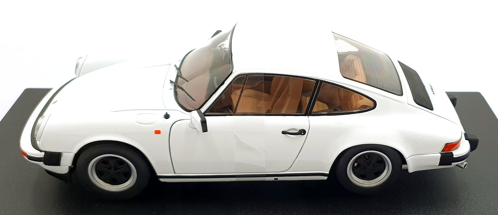 Solido  1/18 Scale S1812610 - 1974 Porsche 911 3.0 SC - White