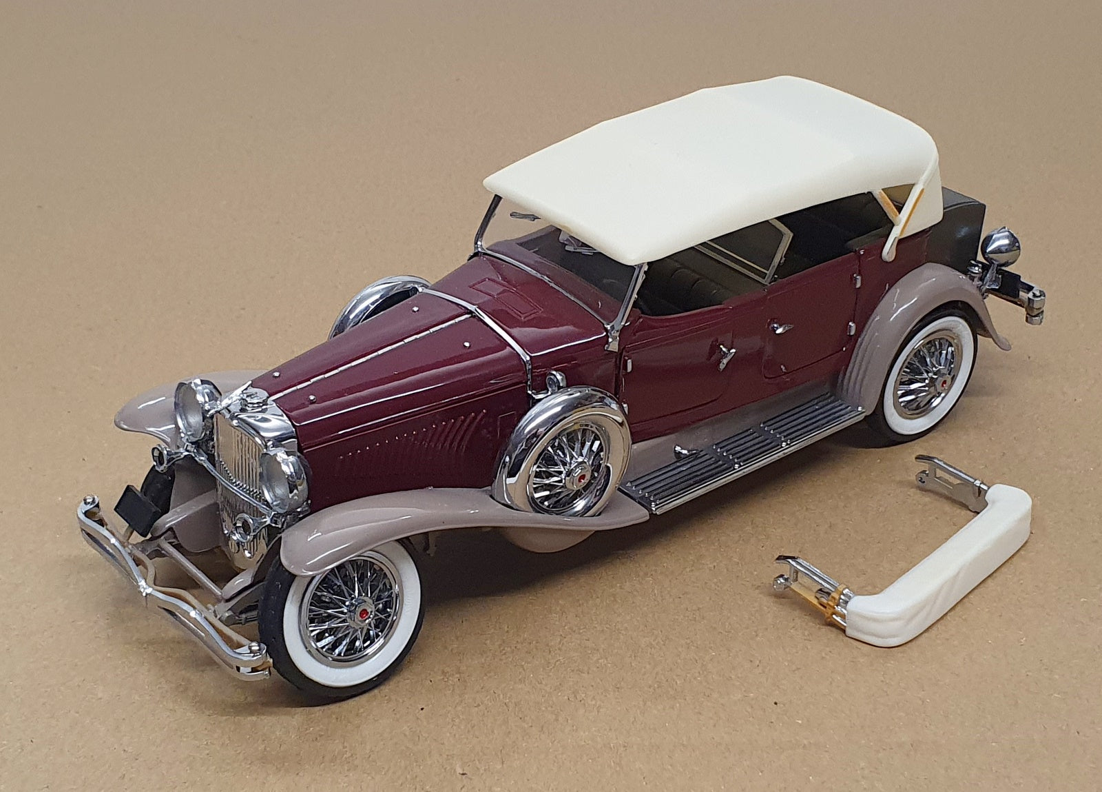 Franklin Mint 1/24 Scale 19626E - 1930 Duesenberg J Derham - Maroon/Beige