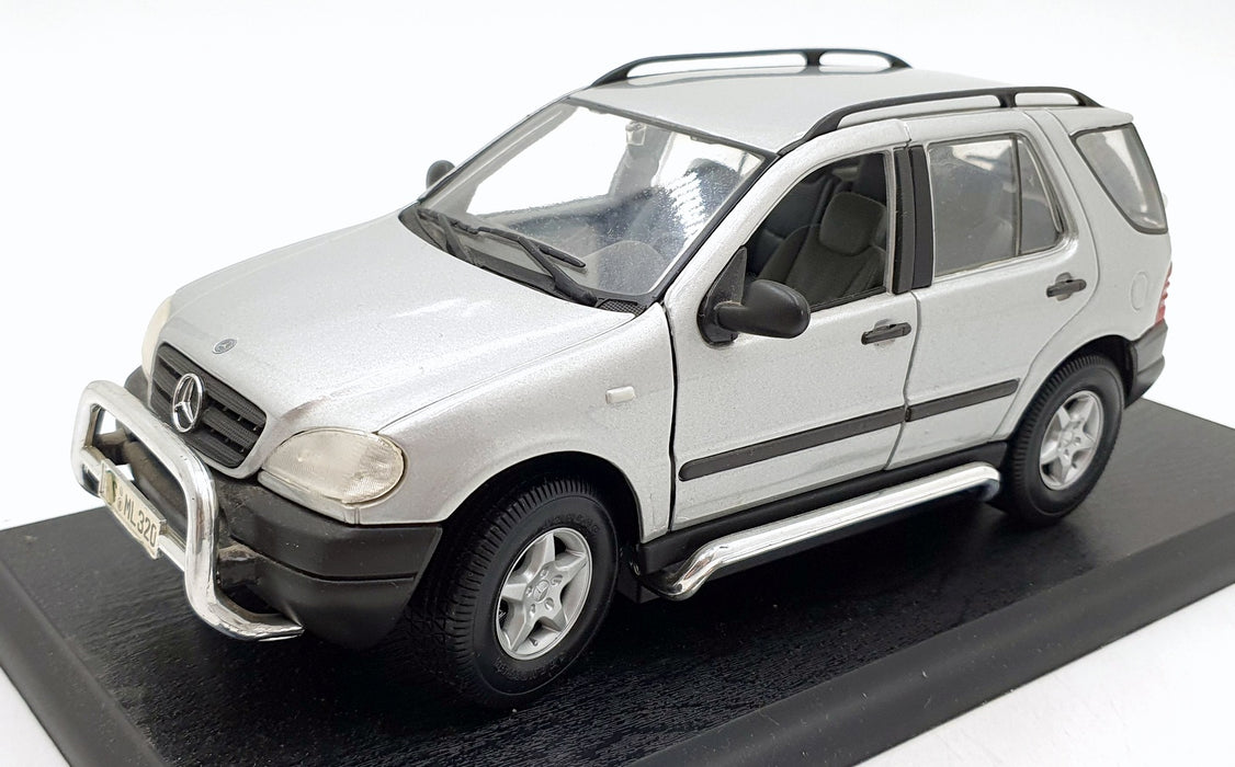 Maisto 1/18 Scale Diecast 31847 - Mercedes ML320 1997 - Silver