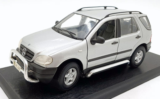 Maisto 1/18 Scale Diecast 31847 - Mercedes ML320 1997 - Silver
