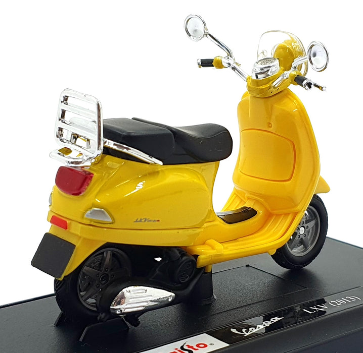 Maisto 1/18 Scale 39540 - 2013 Vespa LXV Moped - Yellow