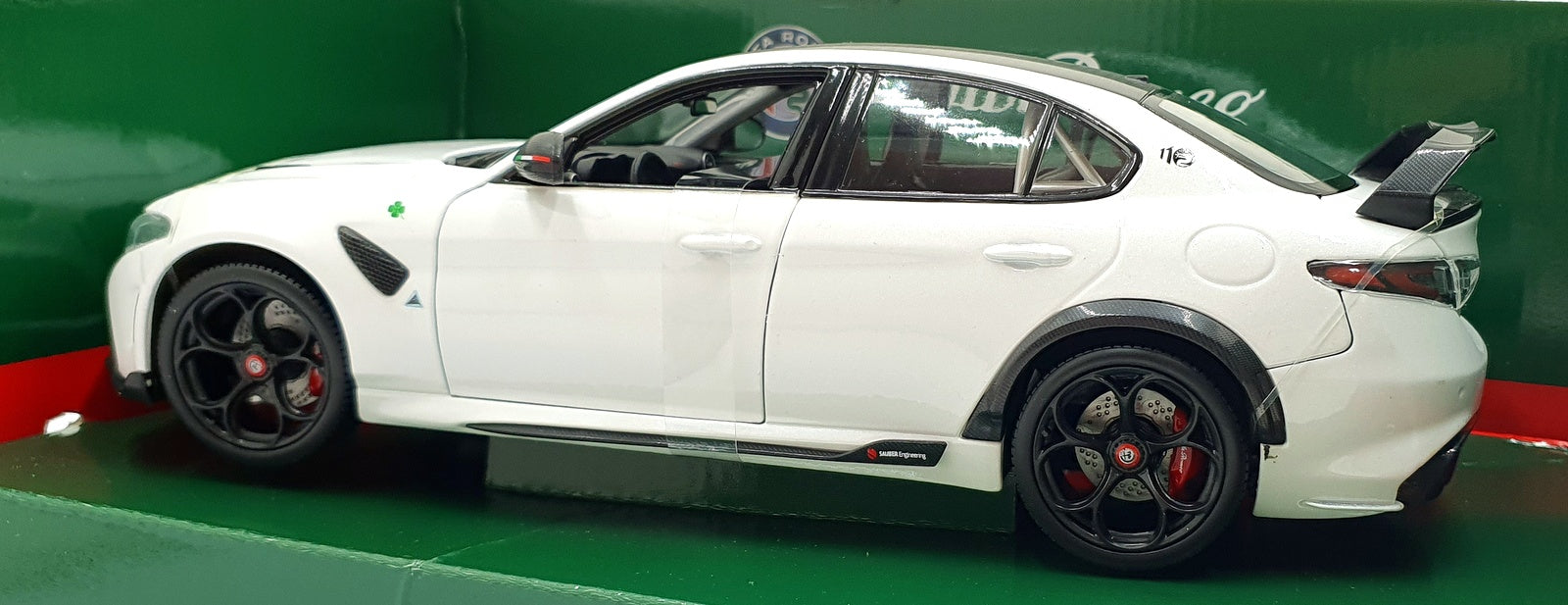 Burago 1/18 Scale Diecast 18-11049 - Alfa Romeo Giulia GTAm - White