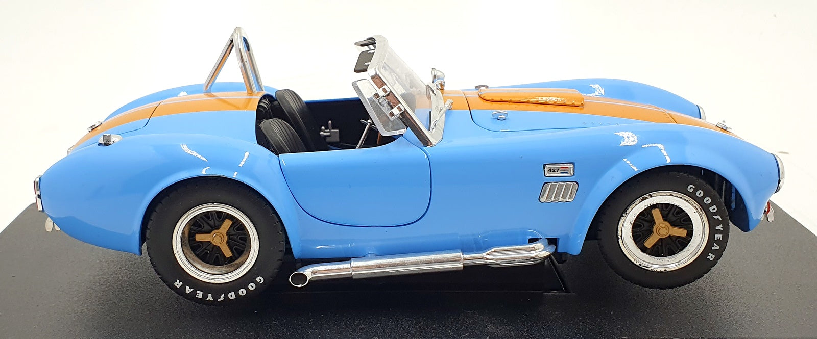 Shelby Collectibles 1/18 Scale 011292 - Shelby Cobra 427S/C Gulf colours