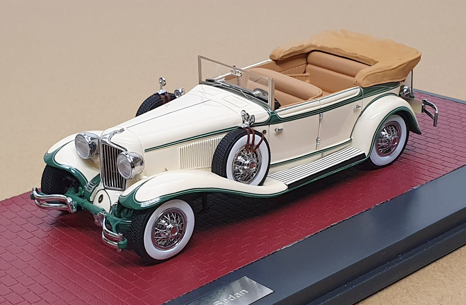Matrix 1/43 Scale MX40307-011 - 1931 Cord L-29 Pheaton - White/Green