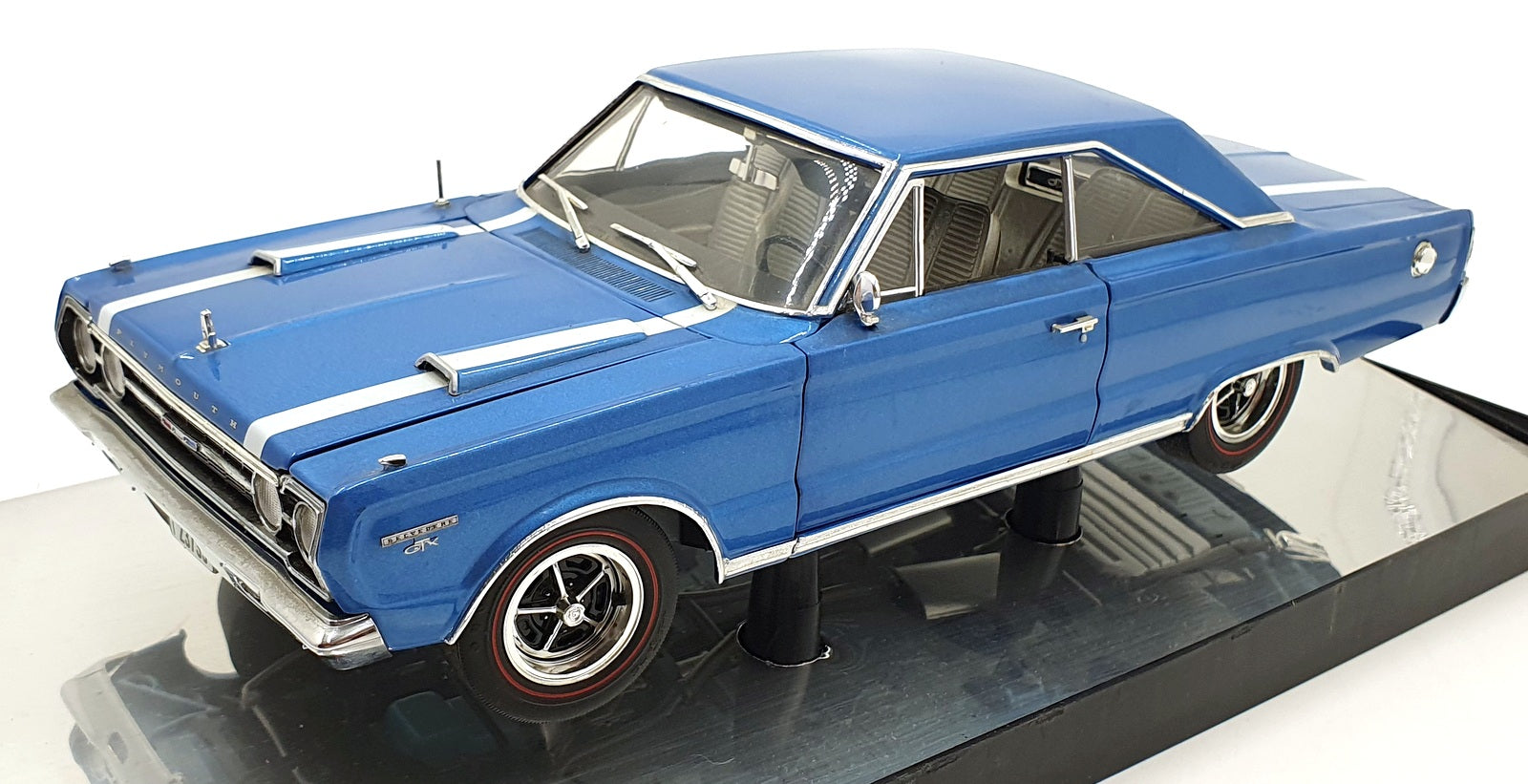 Highway 61 1/18 Scale Diecast 50051 1967 Plymouth GTX Blue White Stripes