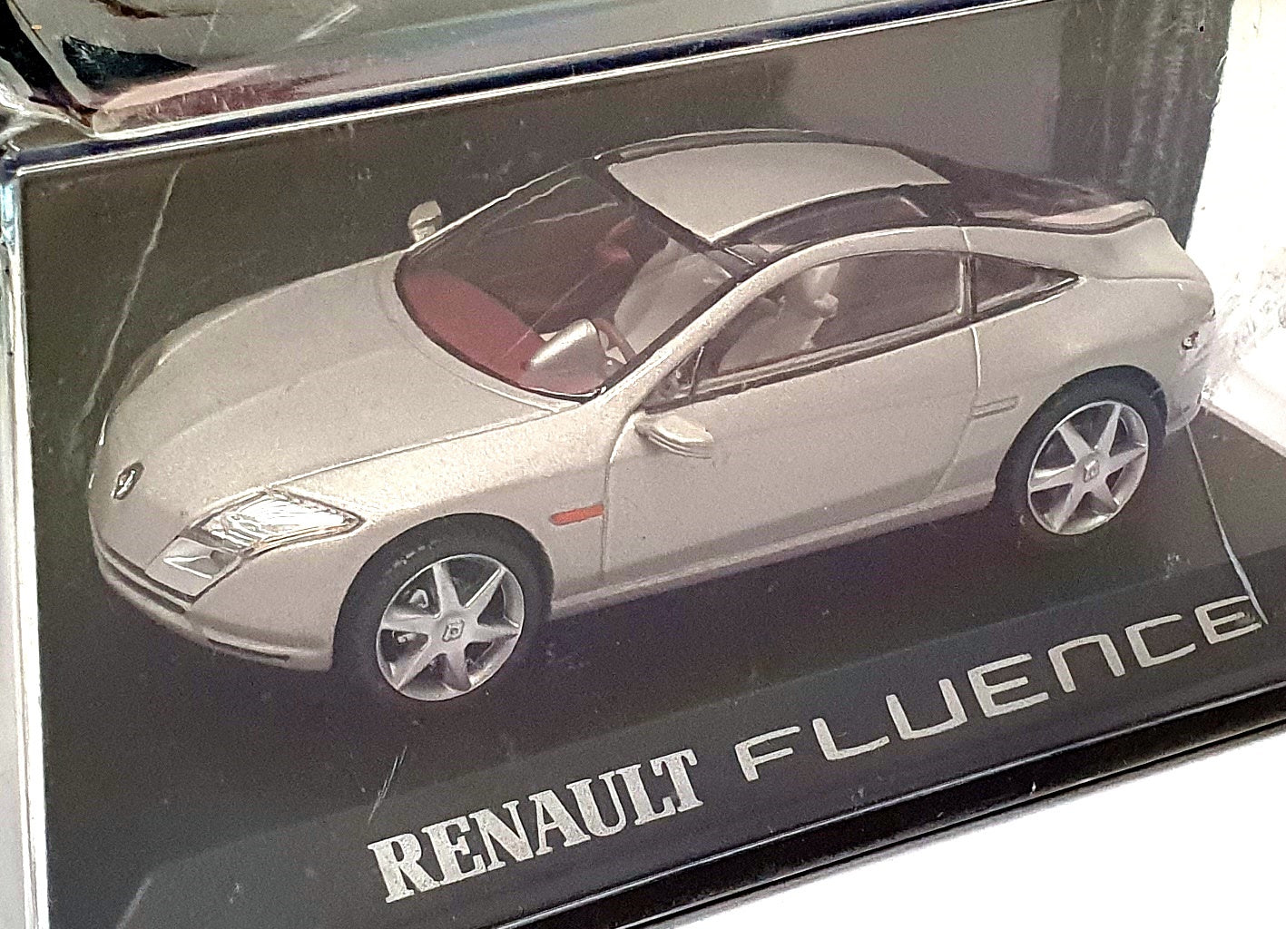 Altaya 1/43 Scale RF091 - Renault Fluence Concept Car - Met. Lt. Beige