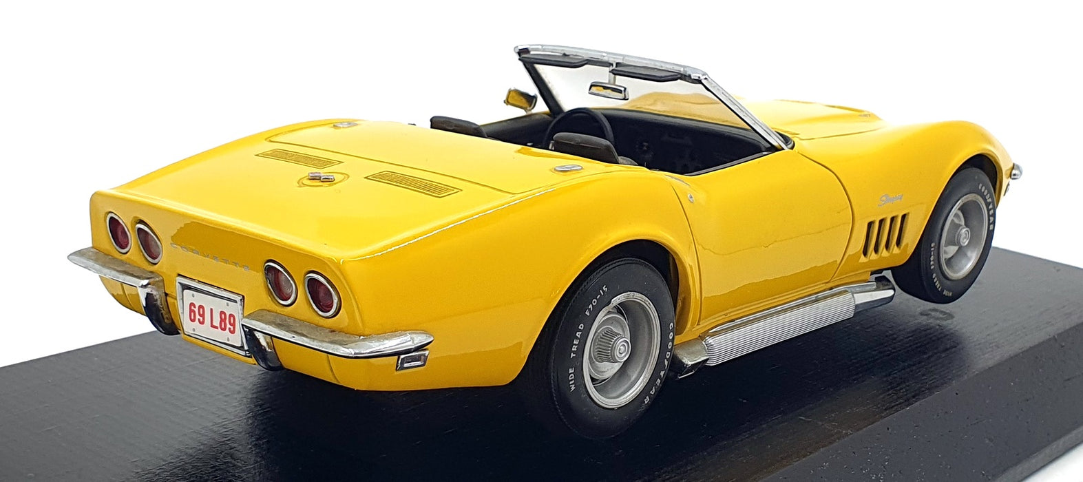 Revell 1/18 Scale Diecast 8835 - 1969 Corvette Convertible - Yellow