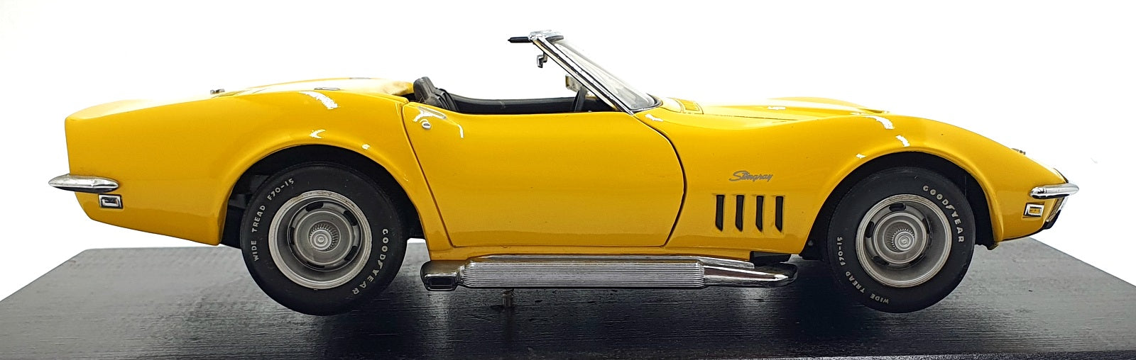 Revell 1/18 Scale Diecast 8835 - 1969 Corvette Convertible - Yellow
