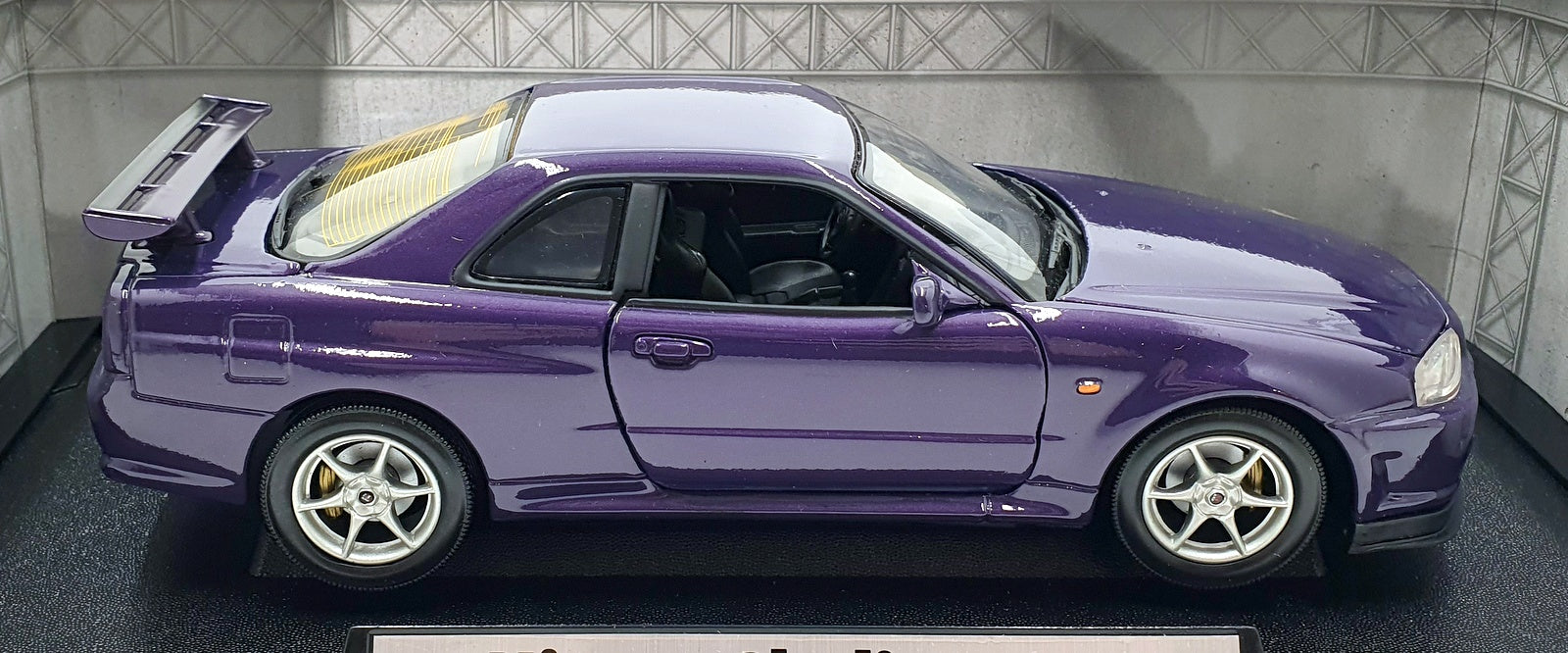 Motor Max 1/18 Scale Diecast 73147 - Nissan Skyline GT-R - Purple
