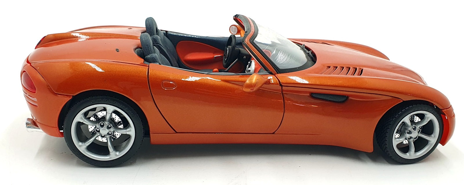 Maisto 1/18 Scale Diecast 31851 - Dodge Concept Vehicle - Orange