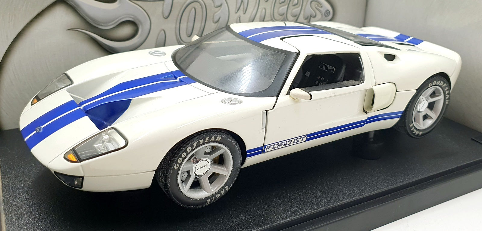 Hot Wheels 1/18 Scale Diecast J2616 - Ford GT Concept GT40 - White Blue