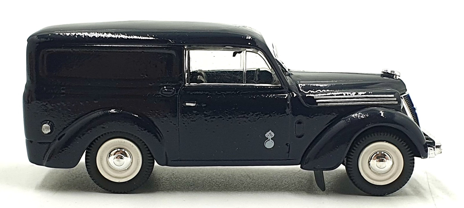 Norev Hachette 1/43 Scale EG5347 - 1955 Renault Juvaquatre Gendarmerie