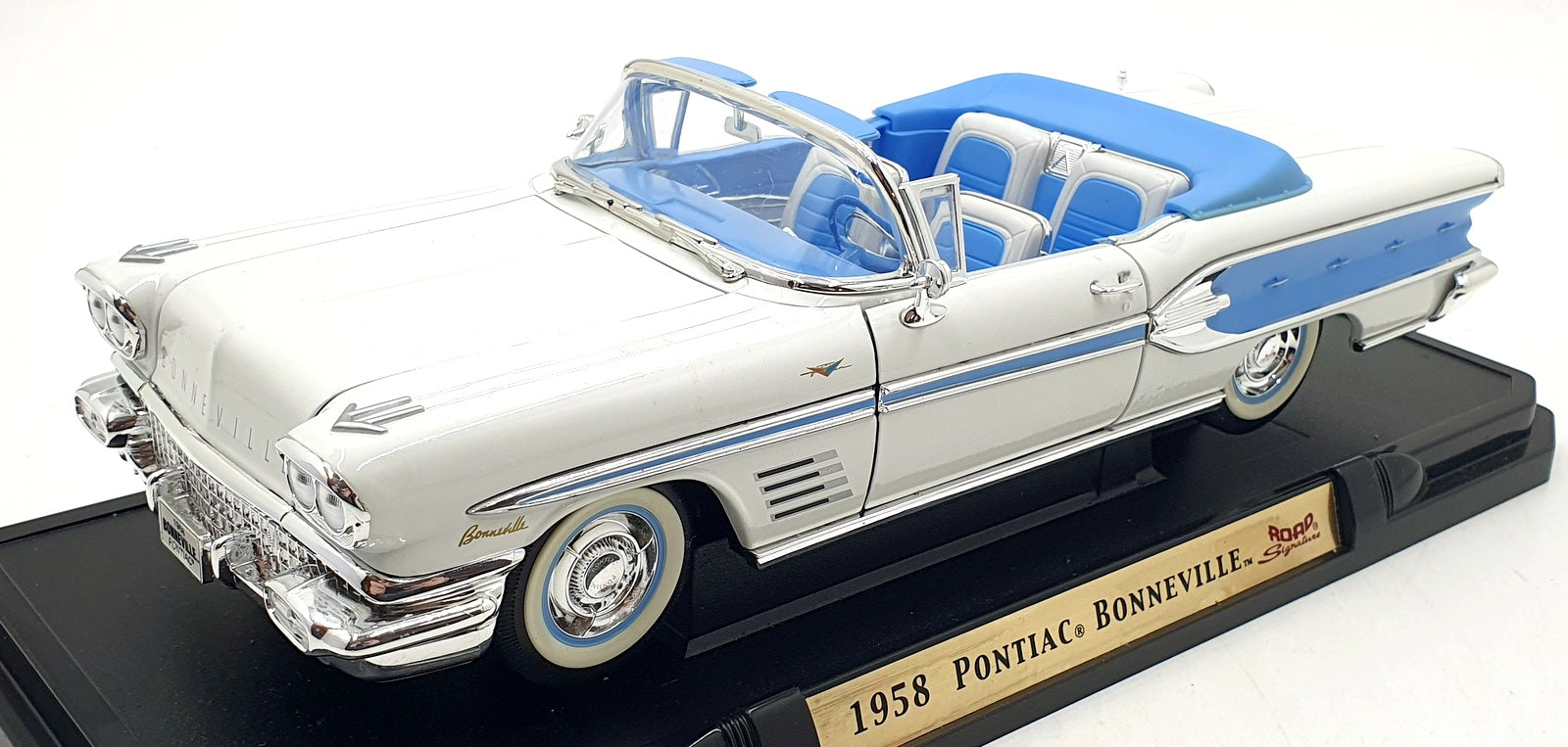 Road Signature 1/18 Scale Diecast 92438 - 1958 Pontiac Bonneville - White