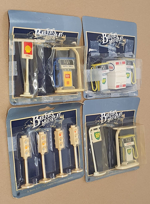 Bartons Motoplay BM0711 - Collection Of Dinky Size Petrol Pumps & Traffic Lights