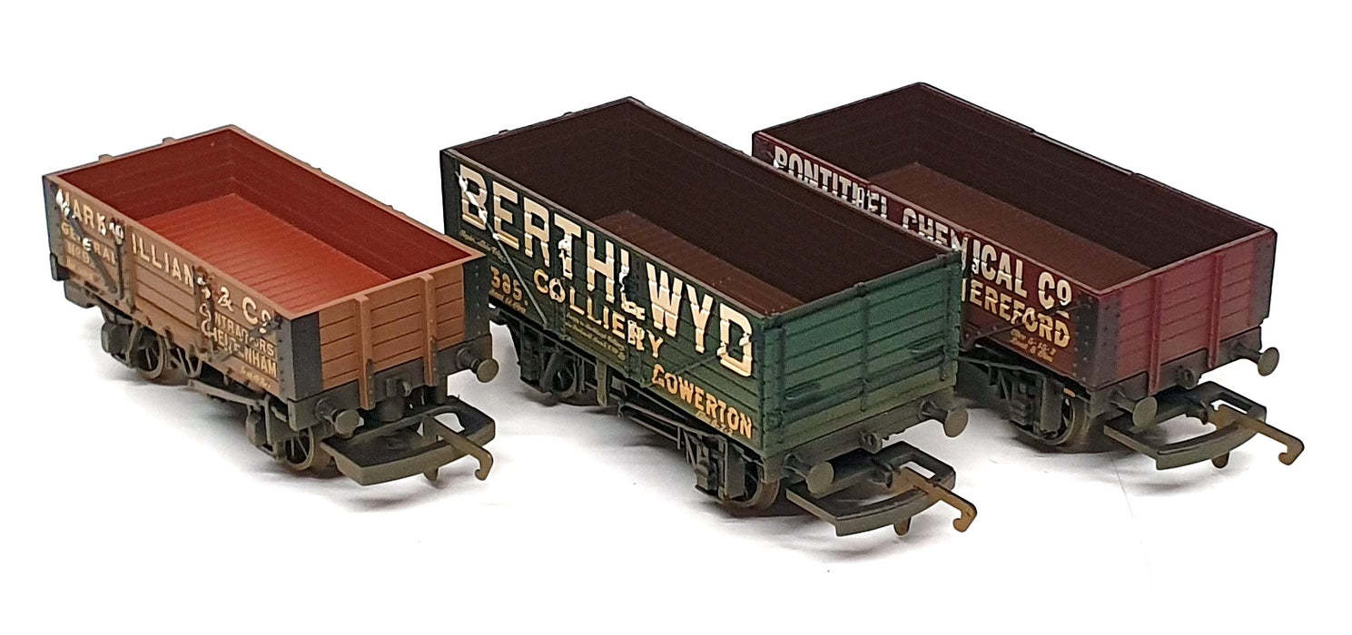 Hornby OO Scale (1/76) R6219 - Set Of 3 Weathered Finish Wagons