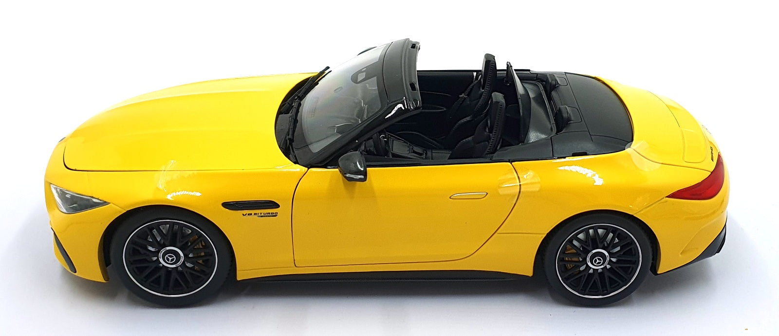IScale 1/18 Scale Diecast 18209 - Mercedes-AMG SL 63 4Matic+ - Yellow