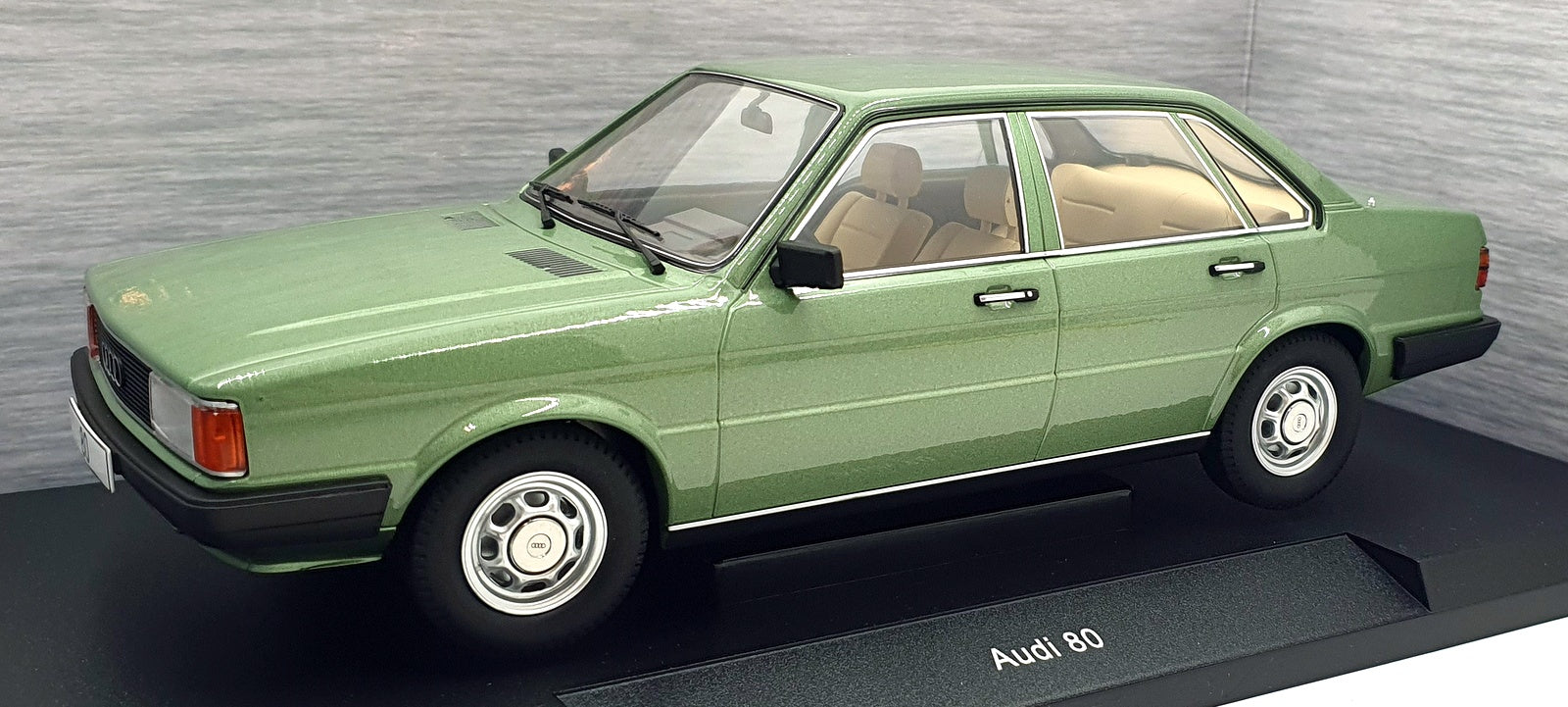 MCG 1/18 Scale Diecast MCG18525 - Audi 80 B2 - Met. Green