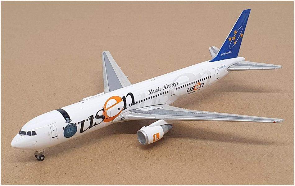 Golden Wings 1/400 Scale 94009001 - Boeing B767-3Q8/ER Aircraft Skymark (JA767B)