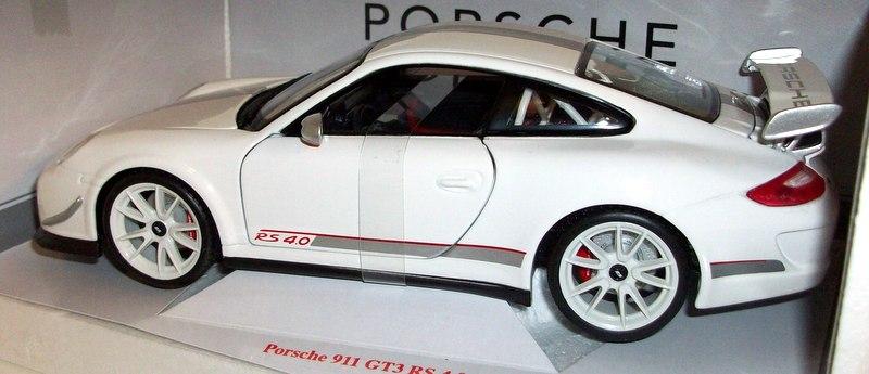 Burago 1/18 scale Diecast 18-11036 Porsche 911 GT3 RS 4.0 White