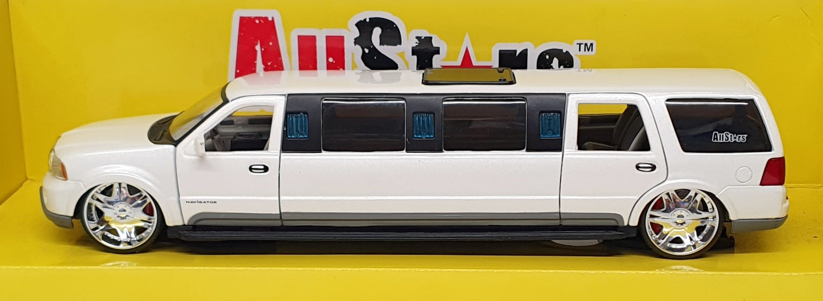 Maisto 1/24 Scale Diecast 31252 - Lincoln Navigator Limo - White