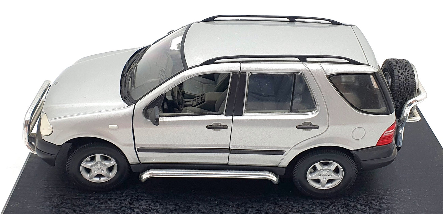 Maisto 1/18 Scale Diecast 31847 - Mercedes ML320 1997 - Silver
