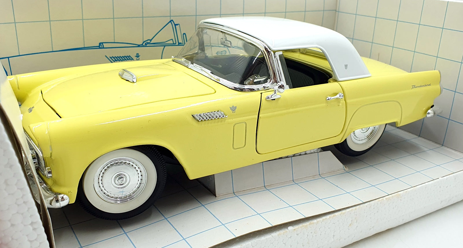 Revell 1/18 Scale 8649 - 1956 Ford thunderbird - Yellow/White
