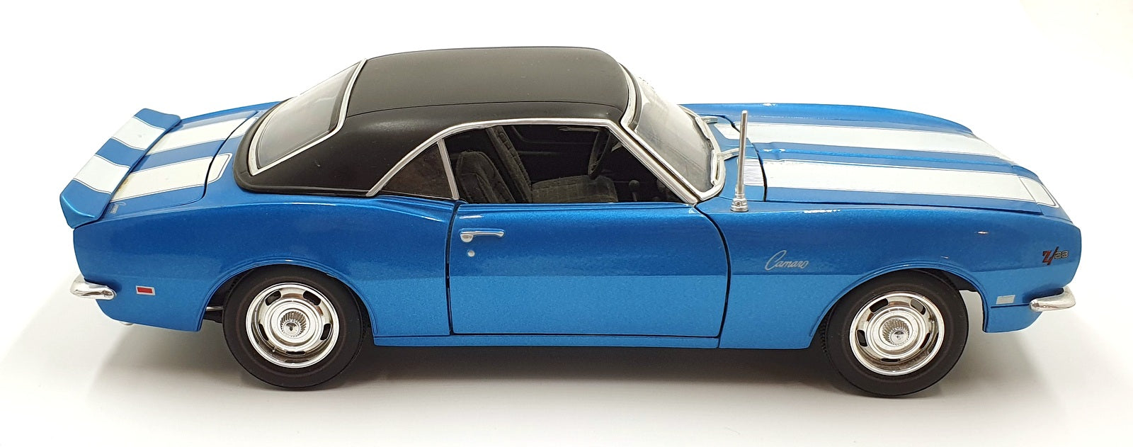 Maisto 1/18 Scale Diecast 14126C - 1968 Chevrolet Camaro Z/28 - Blue/White
