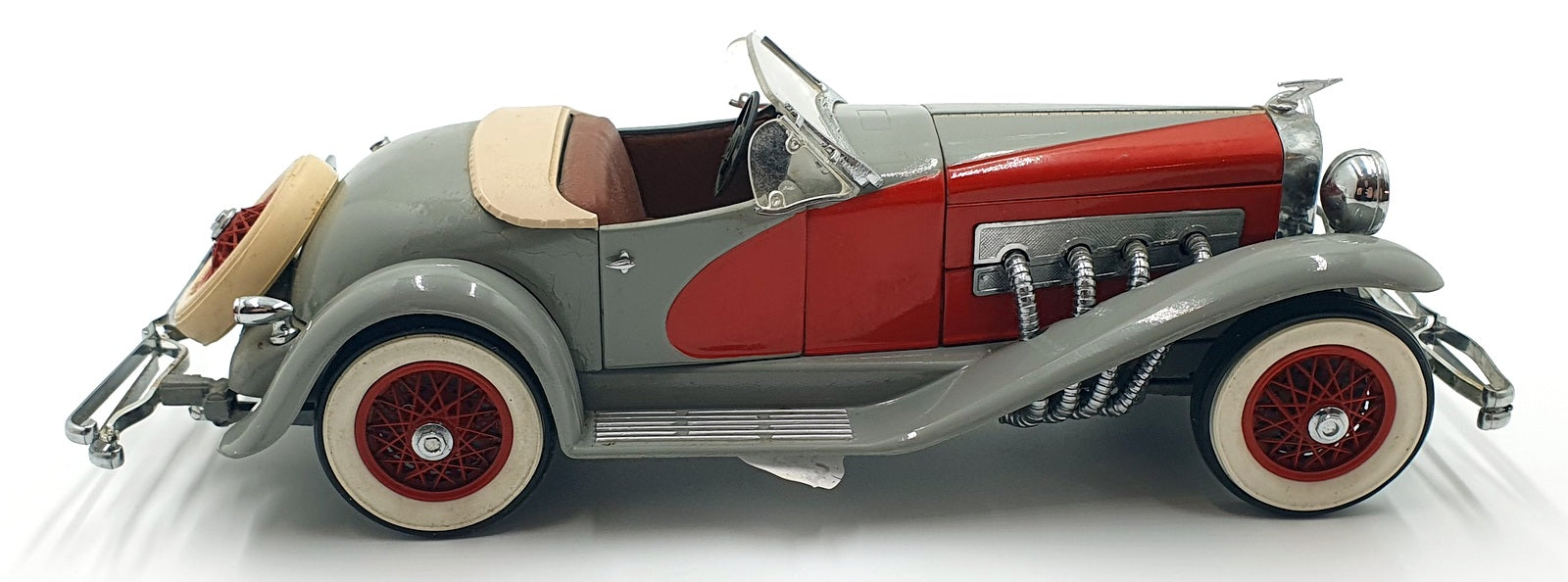 Danbury Mint 1/24 Scale Diecast 13126C - 1935 Duesenberg SSJ - Grey/Red