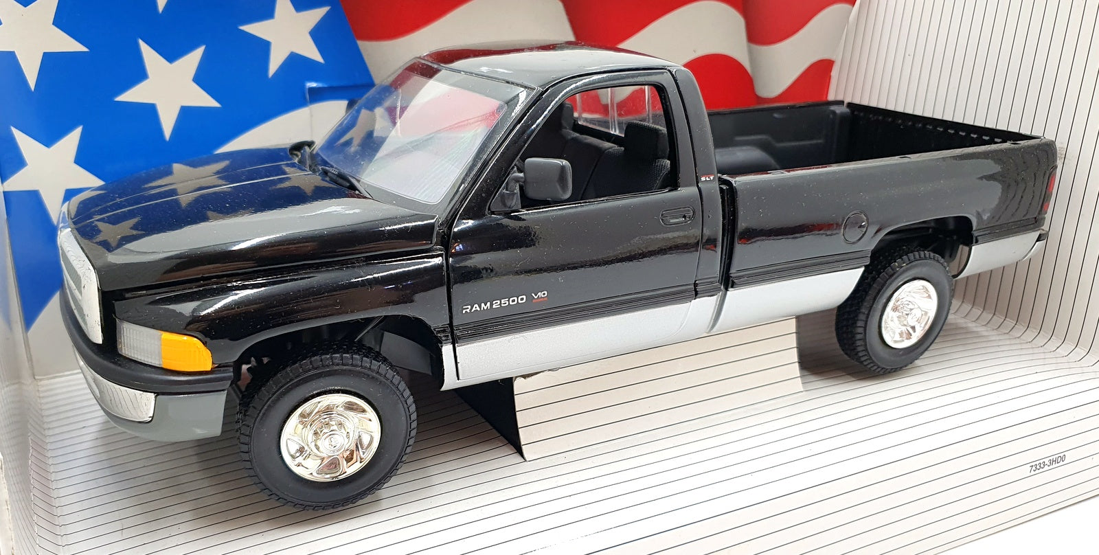 Ertl 1/18 Scale Diecast 7333 - 1995 Dodge Ram 2500 SLT - Black/Silver